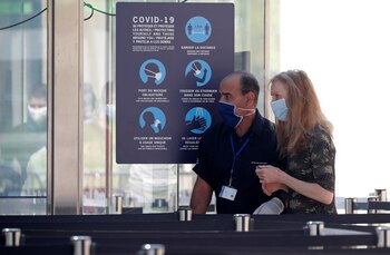 Dos turistas con barbijos en