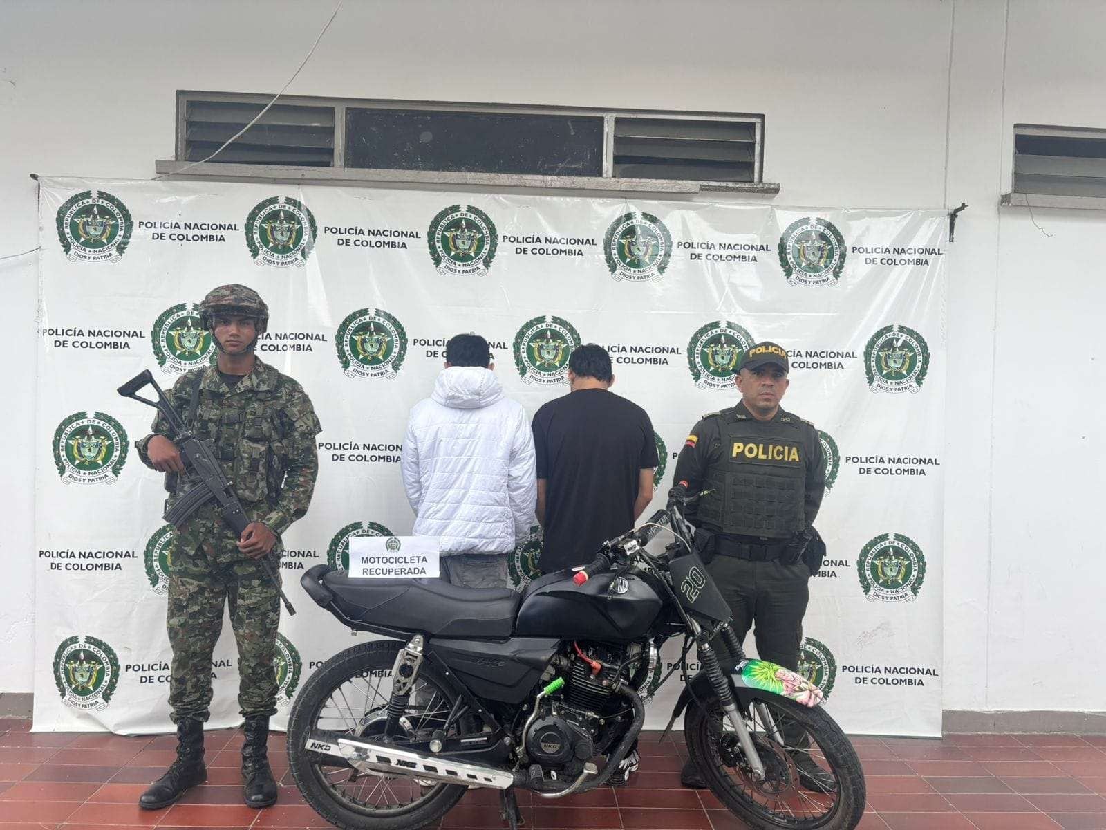 En El Pital, la recuperación de una motocicleta robada y la incautación de 40 kilos de marihuana dejaron como resultado la captura de tres personas por receptación y microtráfico - crédito @COL_EJERCITO / X