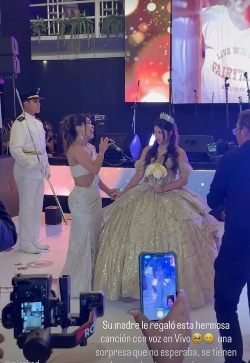 Karen Dejo sorprendió a su hija en sus 15 años con un regalo especial y le dedicó una canción en vivo. Captura: IG @karendejoy.