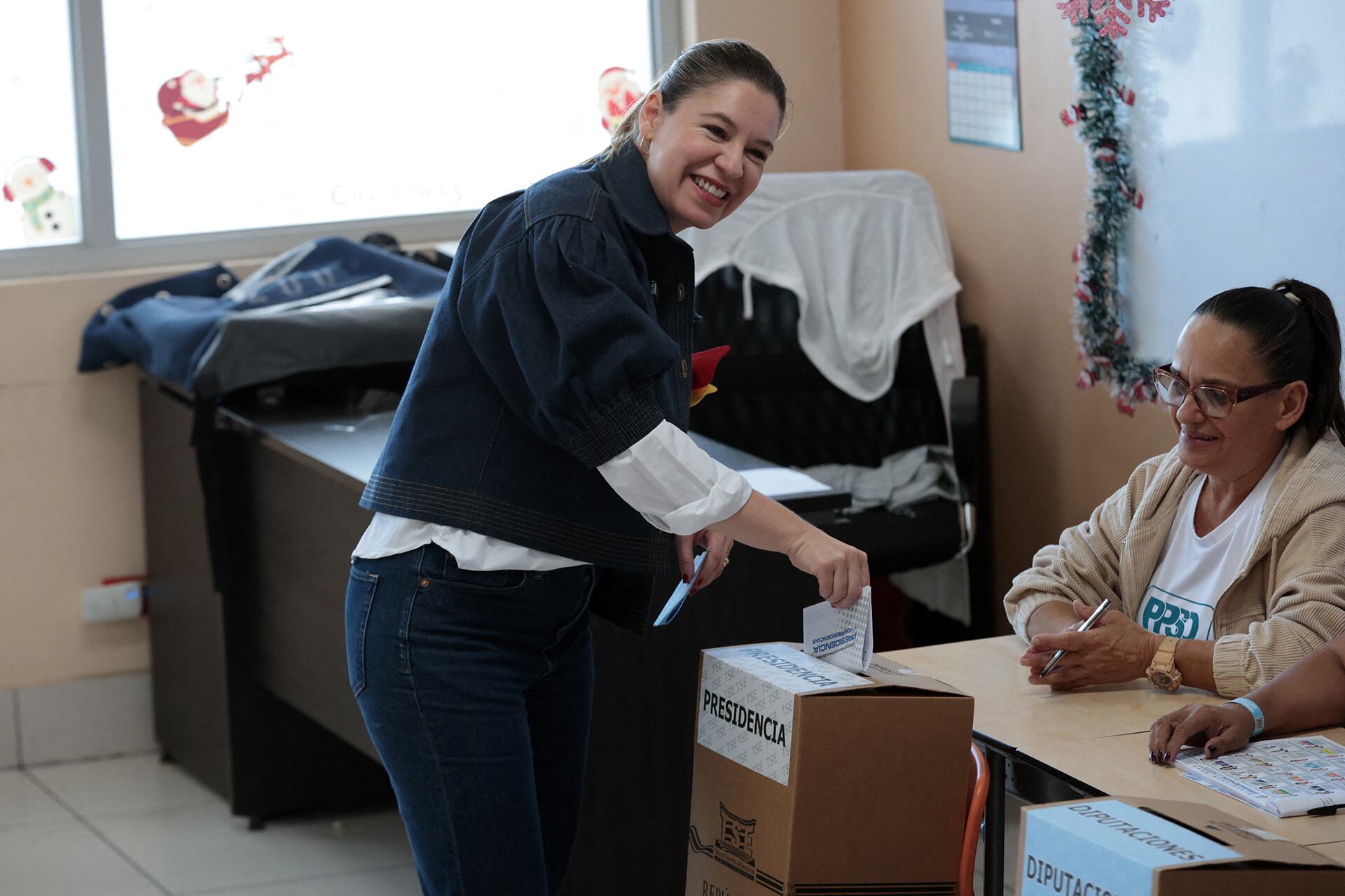 Dobles de la Coalición Agenda Ciudadana (CAC)votó la Escuela Carlos Sanabria, muy cerca de la capital (Photo by JOHN DURAN / AFP)
