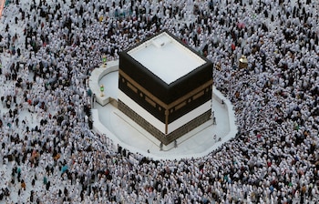 Los peregrinos musulmanes rodean la Kaaba y rezan en la Gran Mezquita antes de la peregrinación anual del haj, en la ciudad santa de La Meca. REUTERS/Mohammed Salem