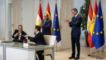 Albares comenta con su homólogo egipcio la situación sobre la guerra en Irán y su "impacto global"