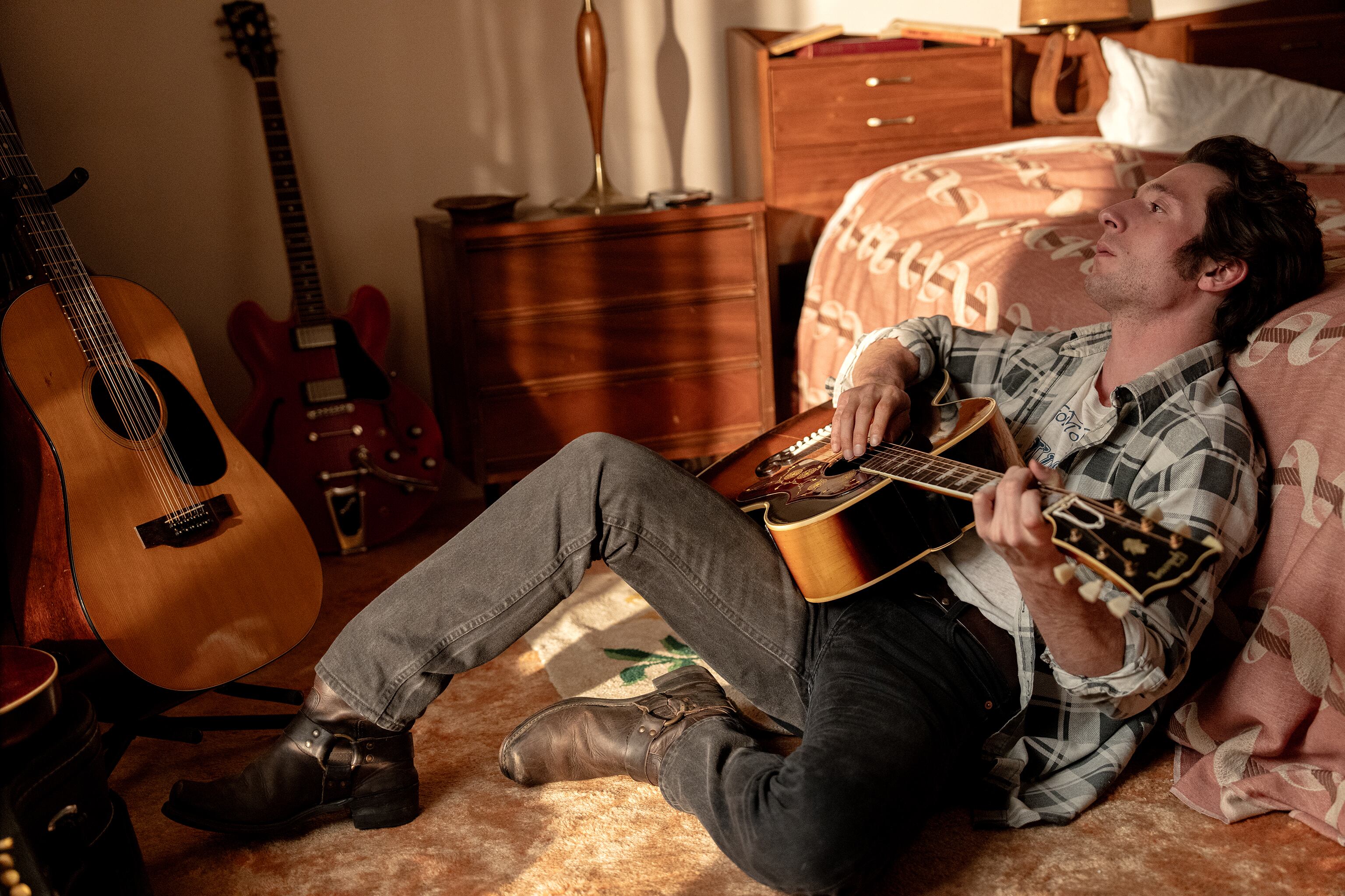 La preparación de White incluyó aprender a cantar y tocar la guitarra bajo la supervisión directa de Bruce Springsteen (20th Century Studios/Macall Polay)