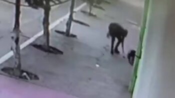 La joven iba viendo su teléfono celular mientras transitaba por la calle.