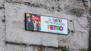 Electronic billboard that projects advertising