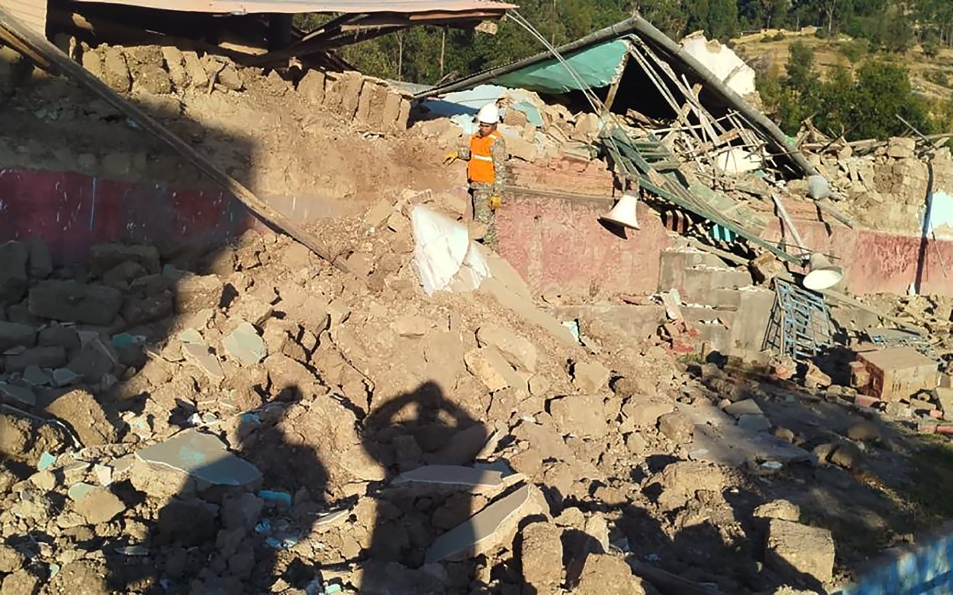 Un socorrista inspecciona los escombros de una vivienda destruida por el terremoto de 5.1 en Junín, Perú, que dejó seis fallecidos y 300 damnificados. (Gobierno Regional de Junín)