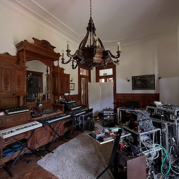 Dillom lanzó su tercer álbum de estudio y su equipo mostró el detrás del proceso