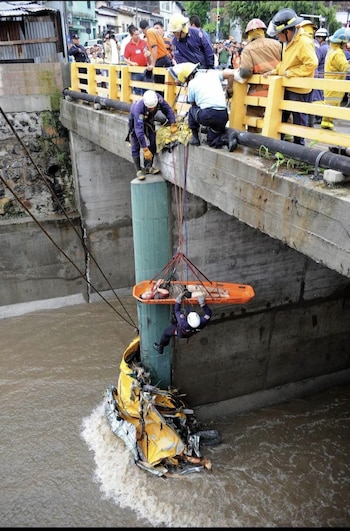 Tragedia de bus inundado en la colonia Málaga en El Salvador en 2008