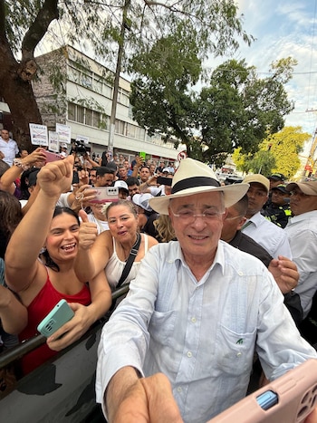 Durante la gira, Uribe y