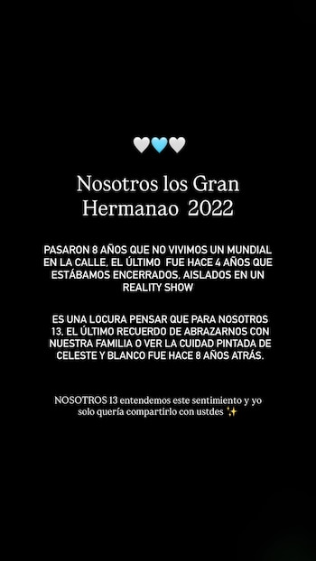 Un fondo negro con texto blanco sobre la experiencia en Gran Hermano 2022 y tres corazones (dos blancos, uno celeste) en la parte superior