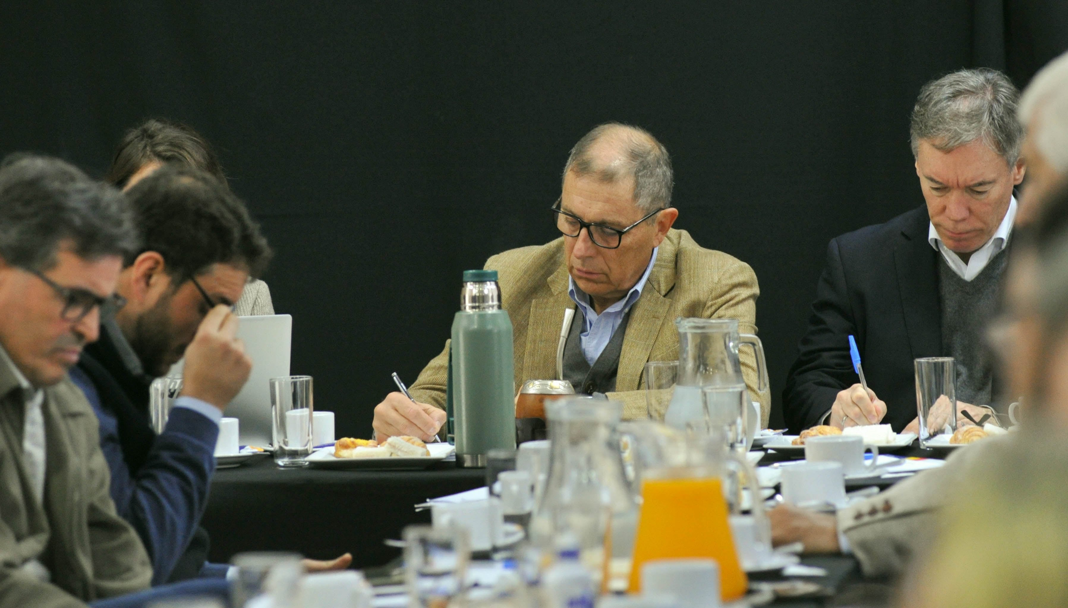 El ministro de Economía de Uruguay, Gabriel Oddone, reunido con comerciantes de Artigas (Presidencia)