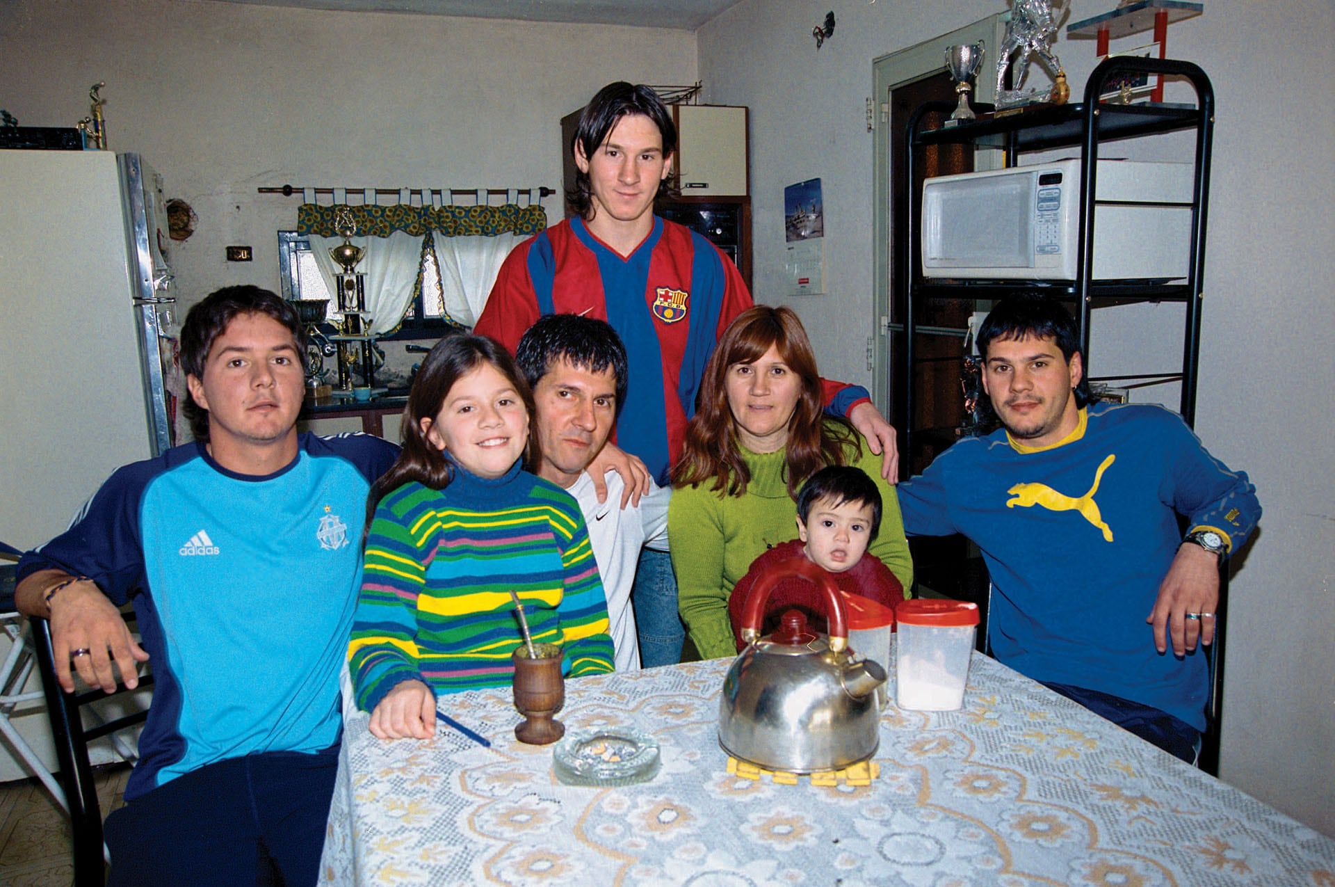 Rodrigo, María Sol, Jorge, Celia y Matías sentados mientras los escolta Leo para una producción de El Gráfico del 2003 en la casa de Rosario (Foto: Marcelo Boeri/El Grafico/Getty Images)
