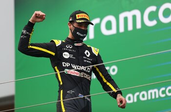 Imagen de archivo del piloto de Renault Daniel Ricciardo celebrando en el podio luego de terminar tercero en el Gran Premio Eifel de la Fórmula Uno, disputado en el circuito Nürburgring de Nürburg, Alemania. 11 de octubre, 2020. Pool via REUTERS/Matthias Schrader