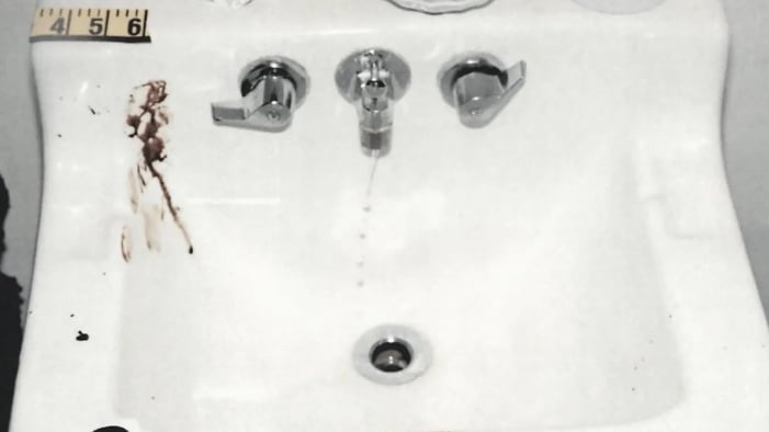 La escena del crimen en el apartamento 2104 de Minneapolis mostró un ataque reconstruido por el patrón de sangre, con Childs golpeada y apuñalada decenas de veces (Tribunal de Distrito del Condado de Hennepin)