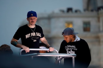 En la imagen, el cantante