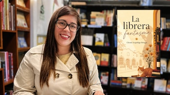Una mujer sonriente con gafas frente a estanterías de libros, junto a la portada del libro La librera fantasma