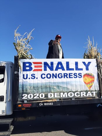 Dineh Benally en medio de