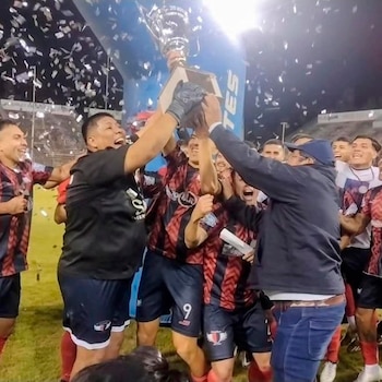 El portero levantó el trofeo