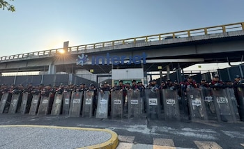Policías en el AICM. (Foto: @CapLaloVargas)