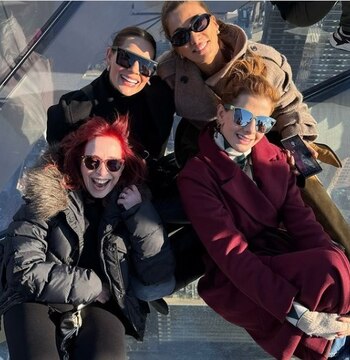 La presentadora está en un