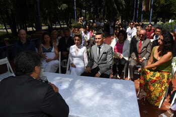 Camila y Matías, la segunda pareja que pasó por el altar del Rosedal en el día de San Valentín