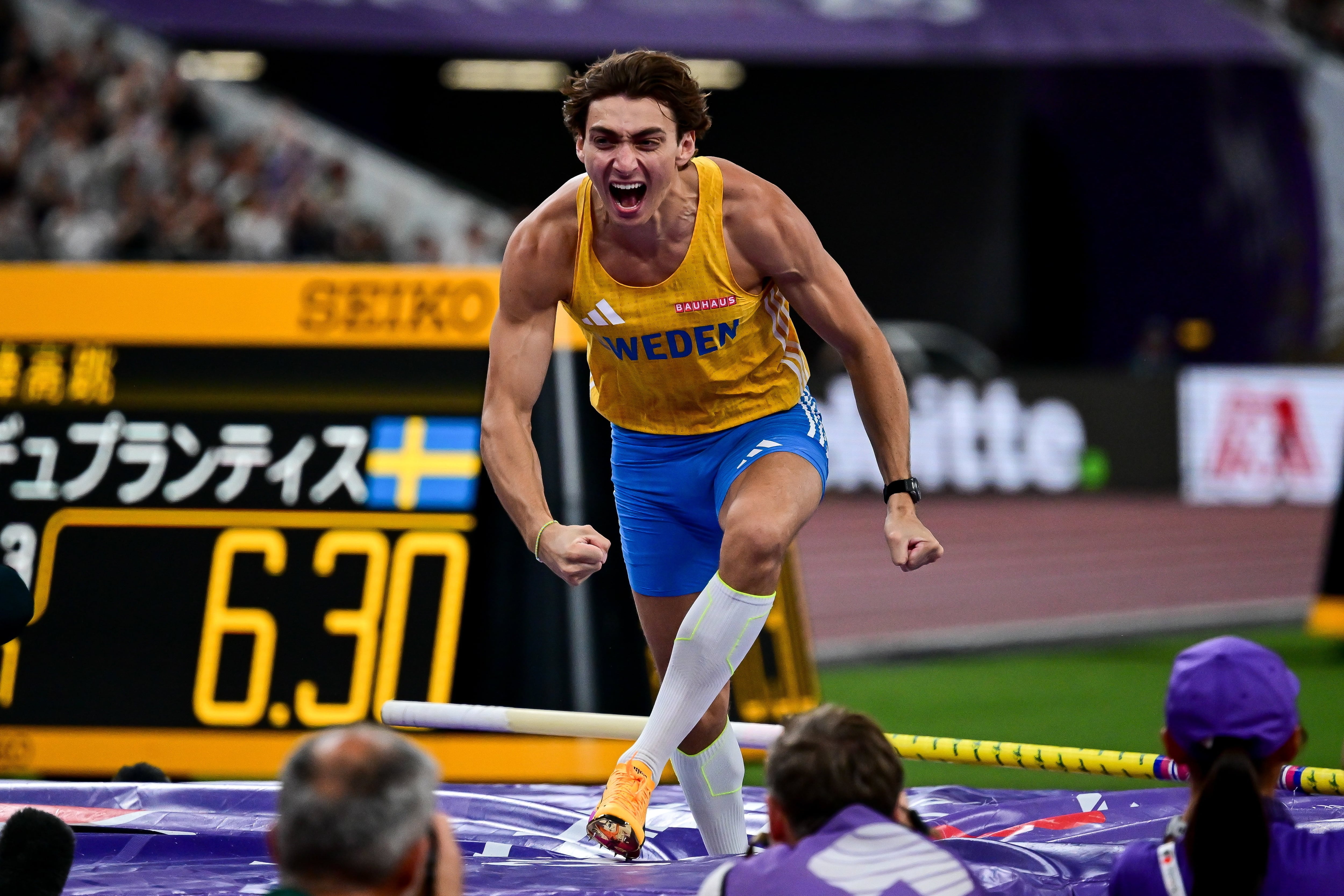 Armand Duplantis elevó el récord mundial de salto con pértiga a 6,30 metros y sumó 14 plusmarcas desde 2020 (EFE/EPA/Zsolt Czegledi)