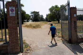 Un hombre entra en una