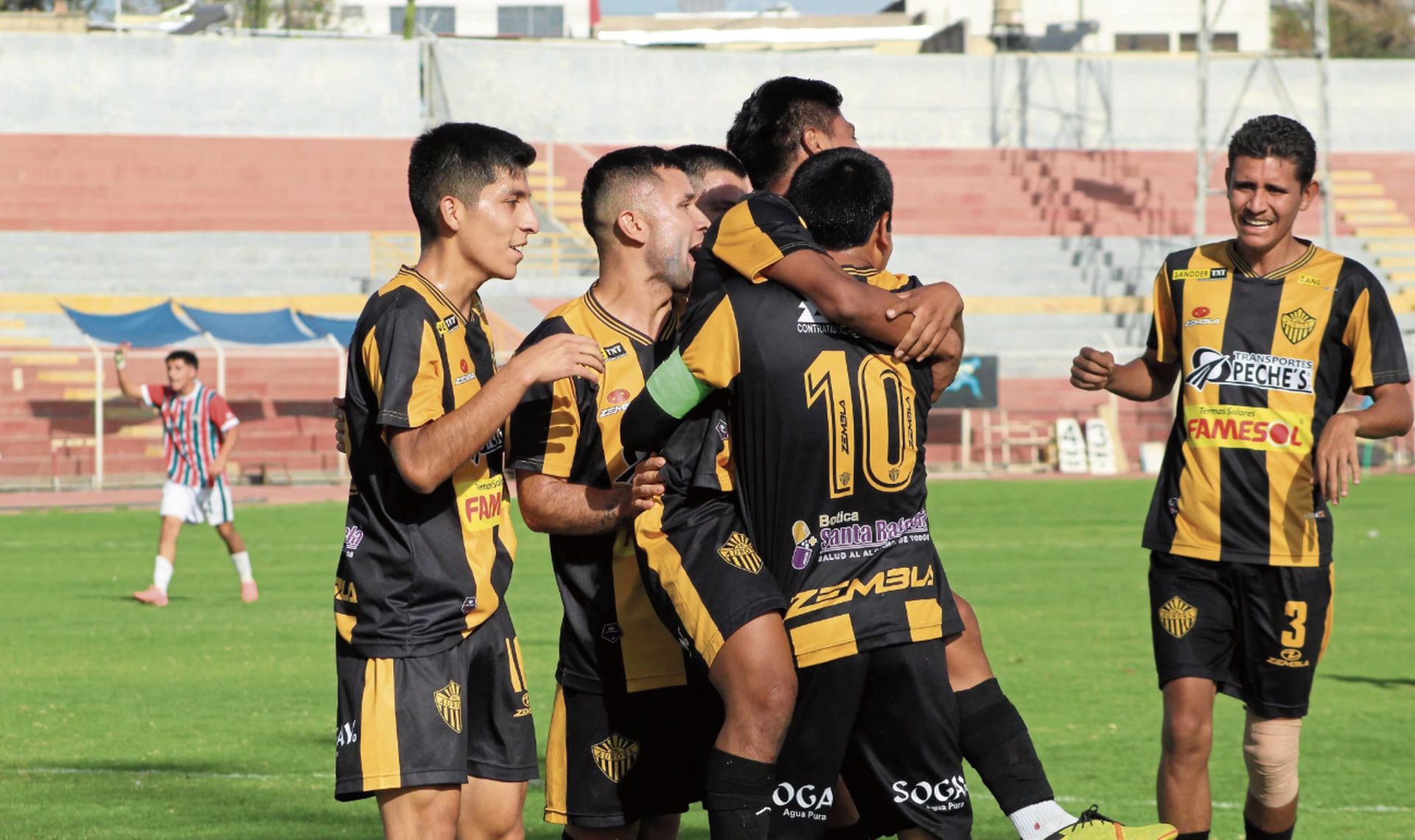 El nacimiento del FBC Aurora marcó un hito deportivo en Arequipa, vinculando identidad barrial, rivalidades clásicas y décadas de competencia regional. (GEC)