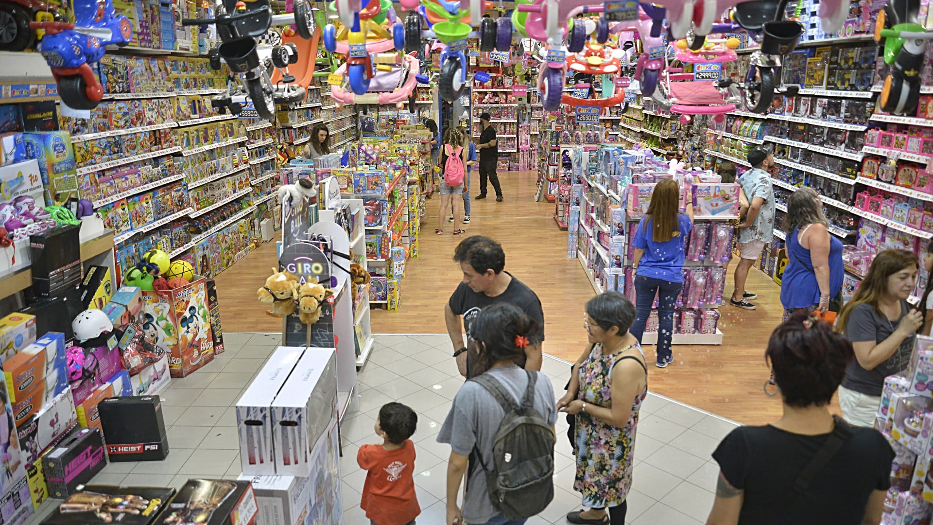 Comercios físicos y plataformas online concentran la mayor parte de las compras para esta celebración (Gustavo Gavotti)