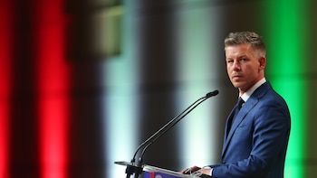 El futuro primer ministro húngaro recibe a una delegación de la UE y pide desbloquear fondos retenidos