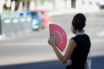 Una joven se abanica este martes en Madrid. Un ligero descenso de las temperaturas dejará una noche menos calurosa. (EFE/Mariscal)