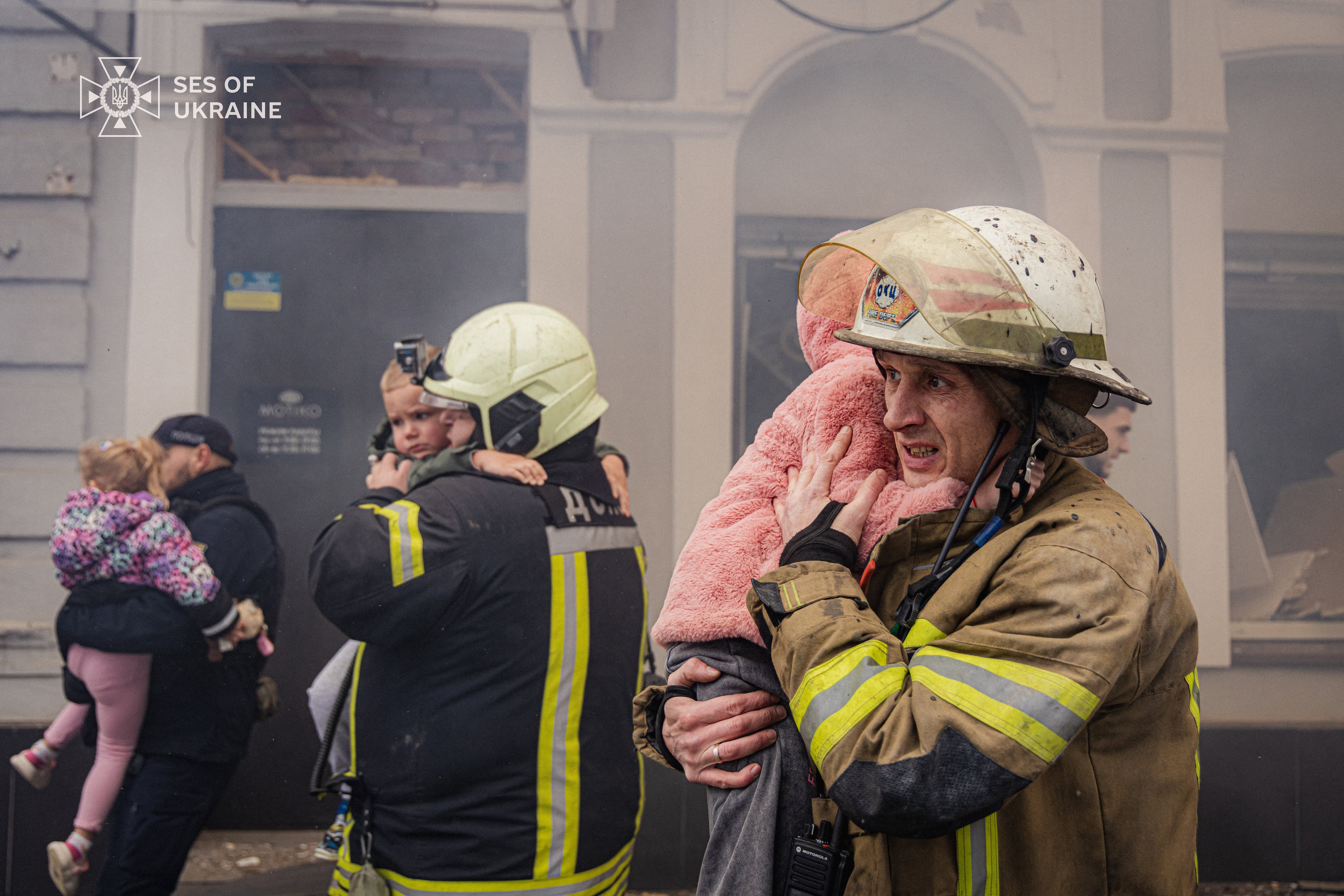 Personal del servicio de emergencia de Ucrania evacúa a niños de una zona afectada, mostrando el esfuerzo por asistir a las víctimas en medio de la avanzada rusa y las condiciones extremas. (Servicio de Estado de Emergencia de Ucrania )
