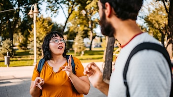 Él es sordo, ella intérprete