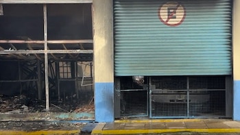 Tigre: se incendió una fábrica de colchones, el fuego afectó un galpón de papeles y hay peligro de derrumbe