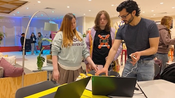 El programa prioriza el aumento de la participación femenina en disciplinas científicas y tecnológicas, con actividades centradas en herramientas digitales y nuevas tendencias (Captura de video)
