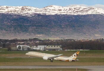 Los nuevos precios promocionales de Etihad Airways se aplican entre mayo y junio, superando incluso las ofertas de la pandemia de COVID-19. (REUTERS/Denis Balibouse/File Photo)