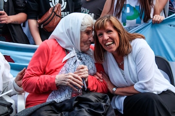Emilce Moler sobrevivió a la Noche de los Lápices. La foto es de 2015, junto a la madre de Plaza de Mayo Adelina de Alaye. EFE/ Emilce Moler