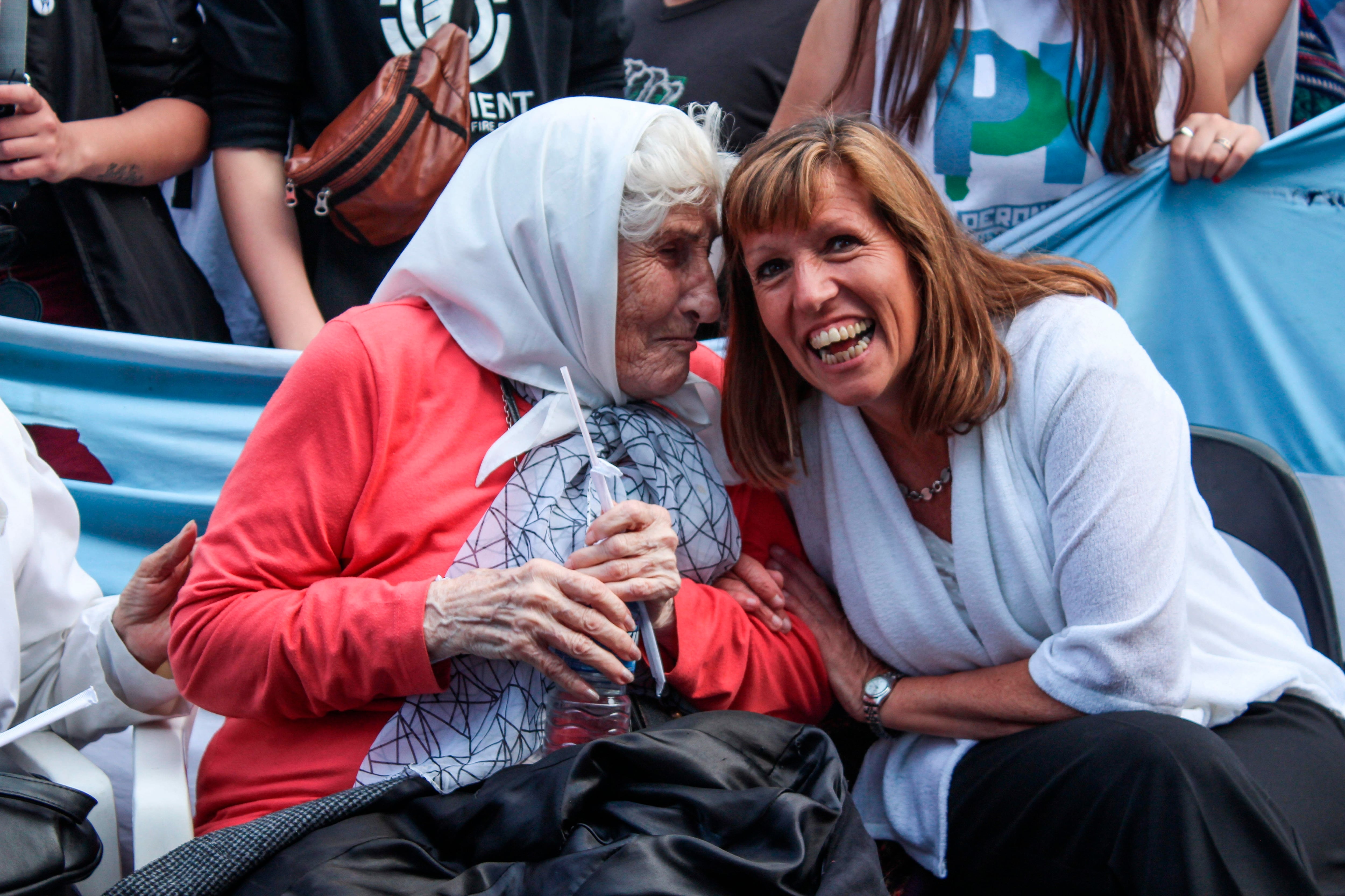 Emilce Moler sobrevivió a la Noche de los Lápices. La foto es de 2015, junto a la madre de Plaza de Mayo Adelina de Alaye. EFE/ Emilce Moler