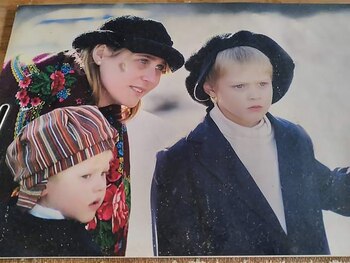 Ulana con sus hijos en