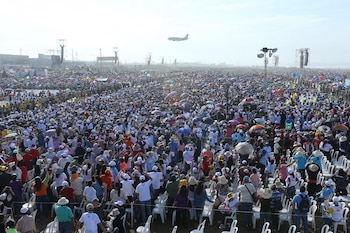 El vuelo de Francisco. Miles de fieles esperan al Papa Francisco en Huanchaco - Trujillo mientras ven pasar su avión. Foto. ANDINA/Pável Ugaz