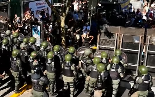 Los manifestantes se robaron cuatro vallas del operativo