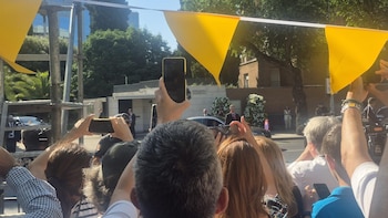 León XIV, de nuevo aclamado, en su recorrido hacia el Congreso: "Papa León, molas mogollón"