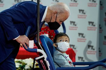 El presidente Joe Biden saluda