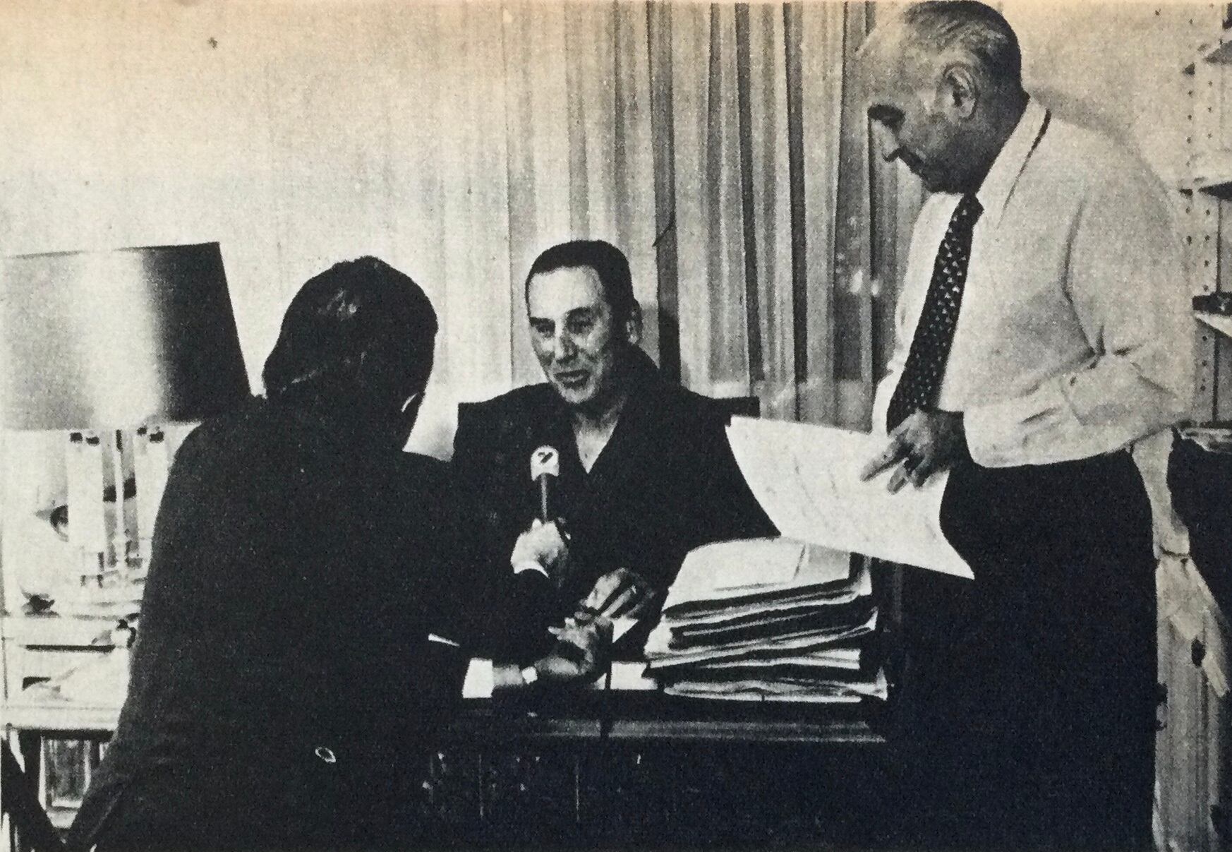 Perón en la resdencia de Gaspar Campos, entrevistado por un periodista. A su lado, José López Rega (Revista Redacción)