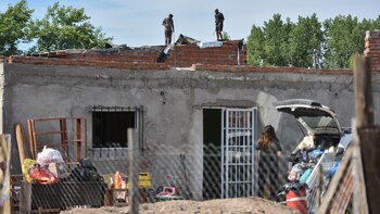 Dos hombres sobre los techos