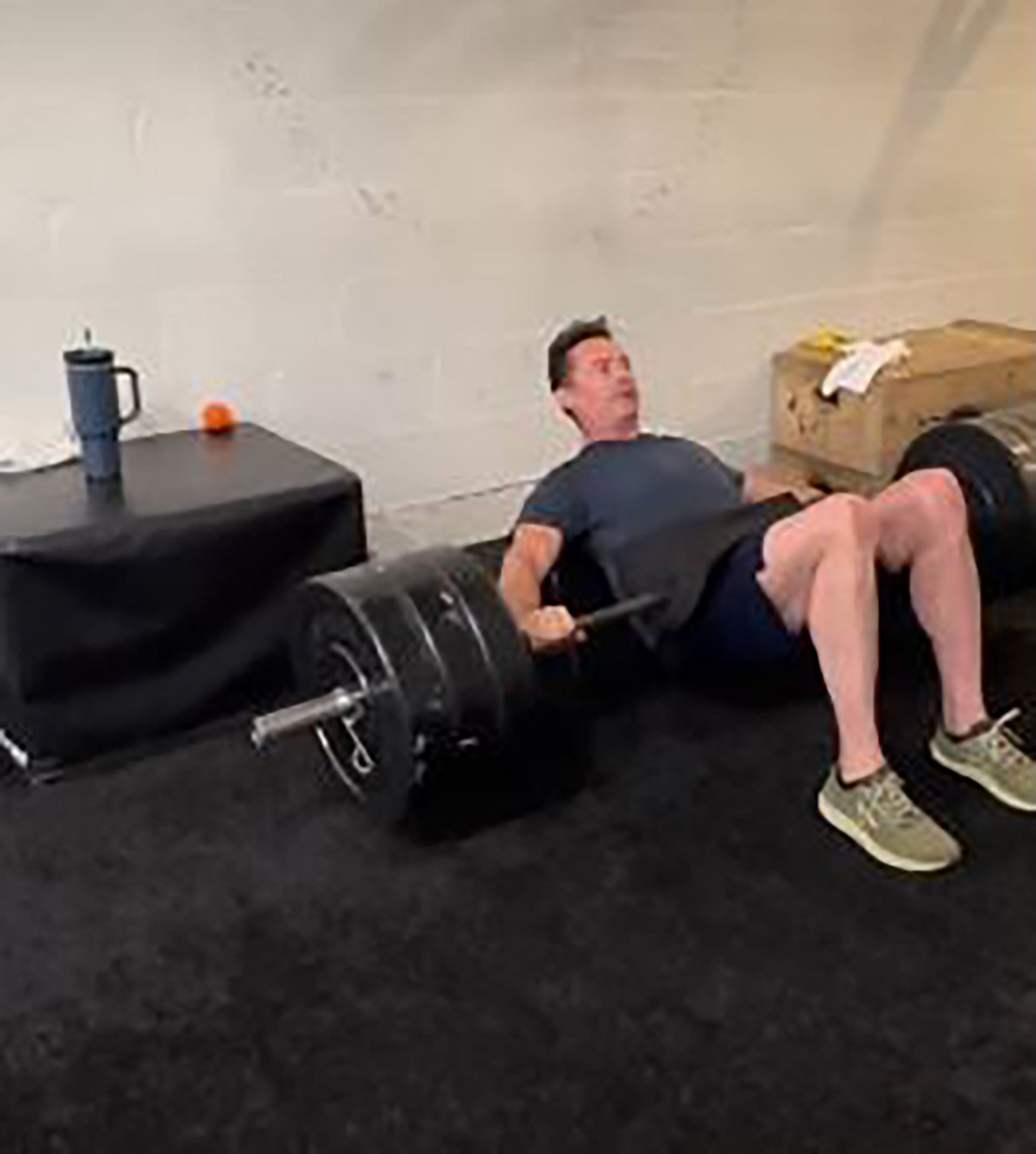 El actor australiano Hugh Jackman ha cumplido intensos entrenamientos, destacando el uso de la máquina de remo para ganar fuerza y mantener su forma física