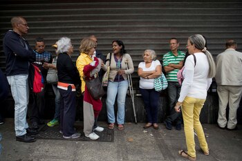 Venezolanos realizan una fila para
