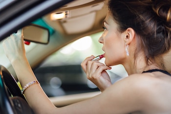 Una mujer maquillándose en el