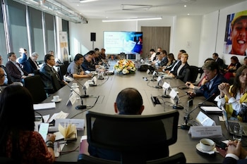 El Gobierno, empresarios y sindicatos