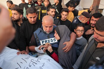 07/01/2024 January 7, 2024, Rafah, Gaza Strip, Palestinian Territory: Al Jazeera's bureau chief in Gaza, Wael Al-Dahdouh is comforted during the funeral of his son Hamza Wael Dahdouh, a journalist with the Al Jazeera television network, who was killed in a reported Israeli air strike, in Rafah in the Gaza Strip on January 7, 2024. Dahdouh, who was himself wounded in the arm, lost his wife and two other children in Israeli bombardment in the initial weeks of the war
POLITICA
Europa Press/Contacto/Bashar Taleb